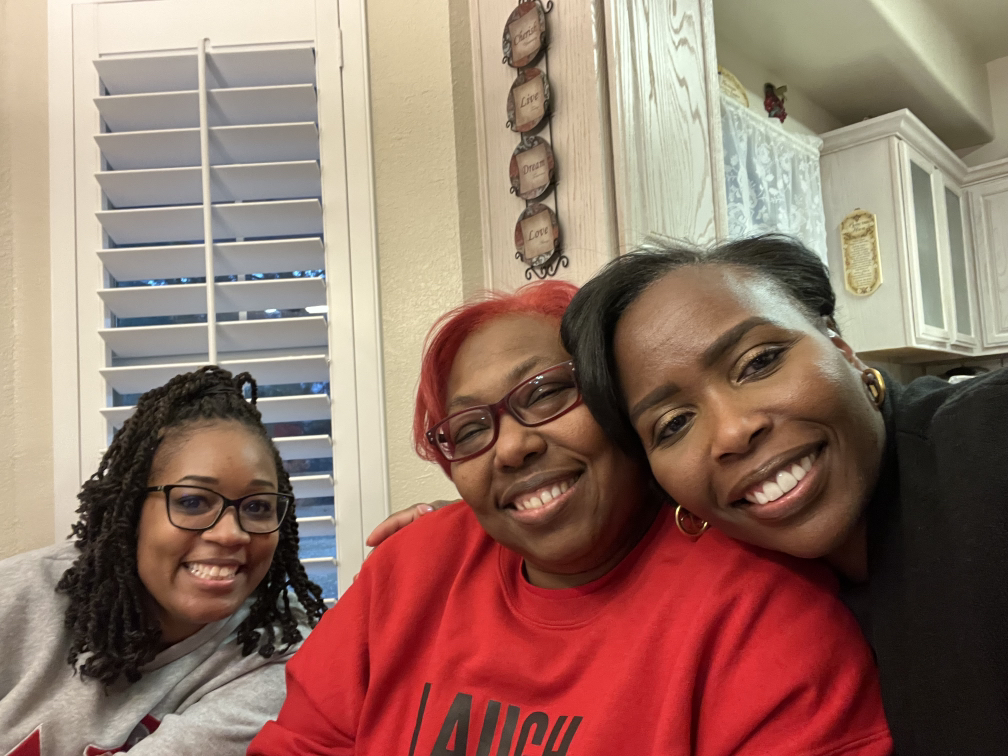 dstepac's tweet photo. El Paso Alumnae celebrated Sisterhood Month,  by taking a Soror out for a special outing and performed community service at the Opportunity Center. We also came together as a chapter to fellowship over brunch and dinner.  #Sisterhood #Sorors #DST1913 #DeltaSigmaTheta #EPAC https://t.co/2b6LhUlm46