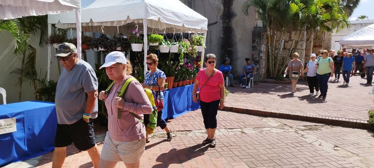 Stand del Plan de Arbolado de la Alcaldia del Distrito Nacional , Presente en el Festival Primavera Colonial de la Flores y Plantas 2023 Estamos Donando  plantas Nativas y Endémicas a los Ciudadanos
<a href="/AlcaldiaDN/">Alcaldía DN</a> <a href="/CarolinaMejiaG/">CarolinaMejiaG</a> <a href="/konfle/">Luis Alejandro Perez</a>