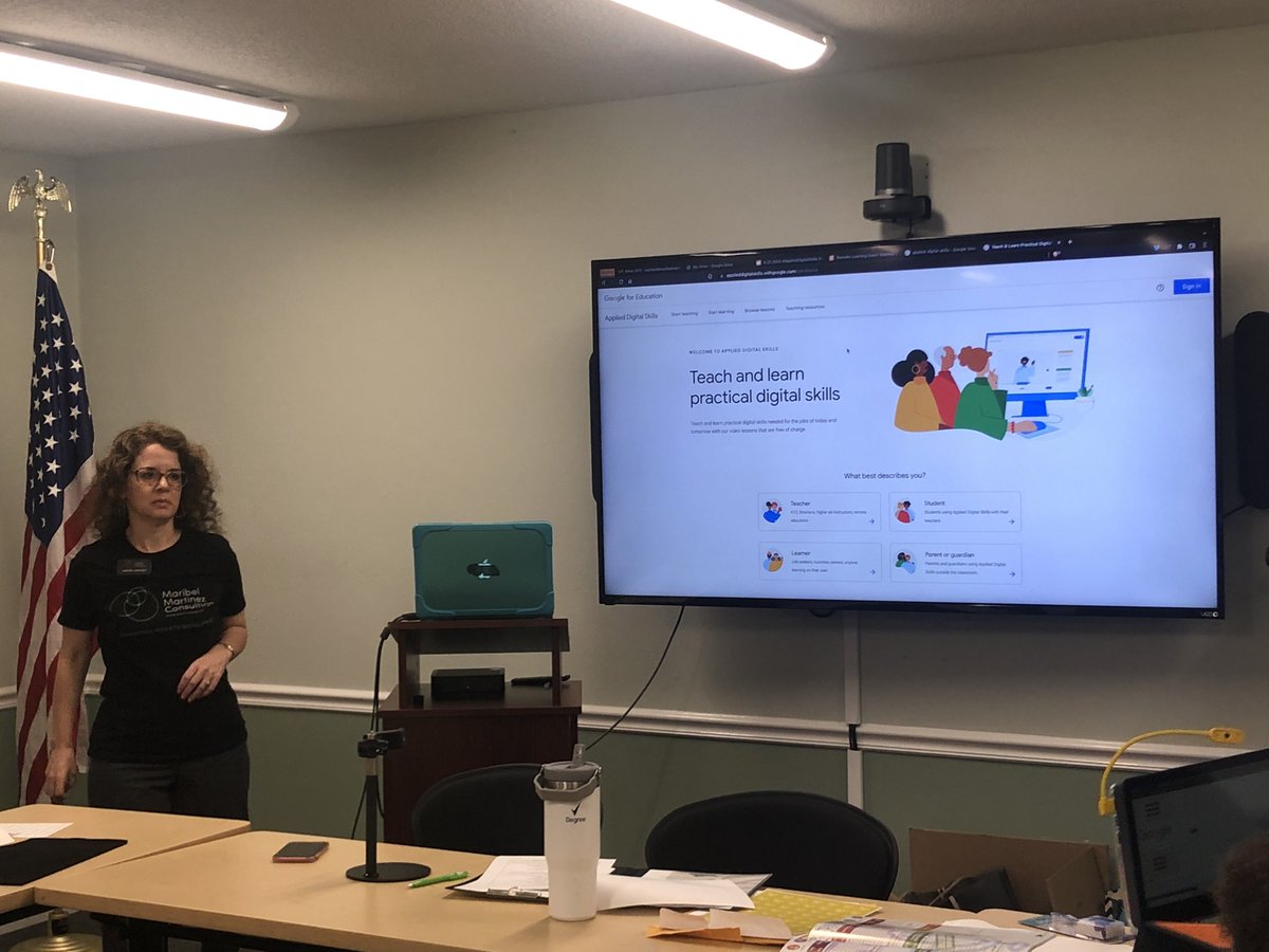 RachelPloss's tweet photo. Now that computers are built it’s time to learn #digitalskills that will last these families a lifetime! @MMartConsult is guiding them on their digital journey as a part of #SuncoastRemakeDays 💻☀️ https://t.co/uhfOzpEQvZ