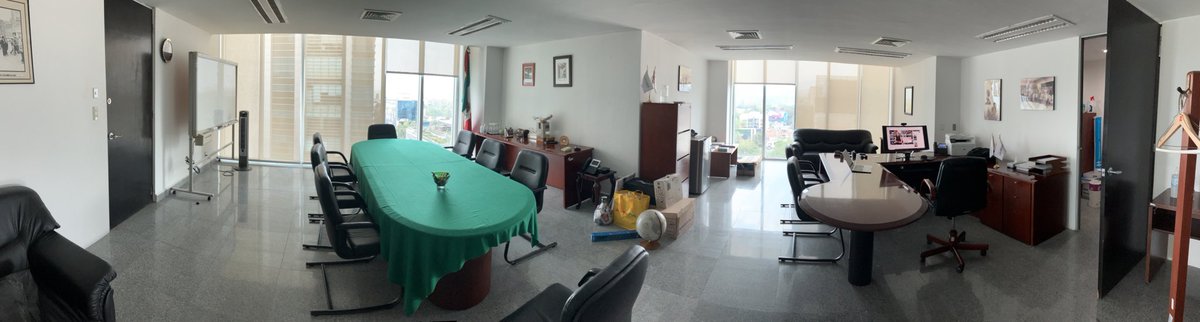 Ayer terminé de vaciar la oficina que ocupaba en CONUEE. 
Voy a extrañar la vista a CU y al cruce de personas, autos y camiones en las calles de abajo. Muy afortunado de tener un espacio amplio, aunque muy expuesto al sol en invierno.