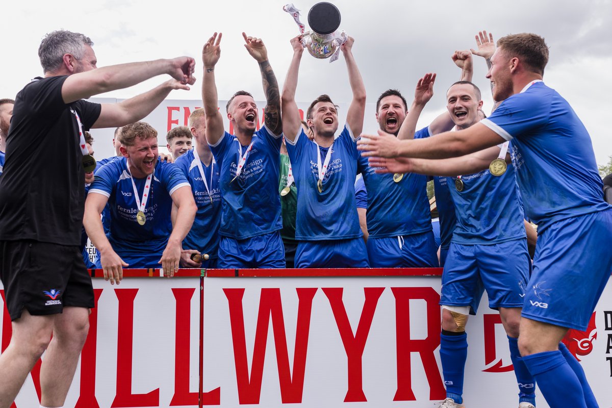 FAWales's tweet photo. 🍾🏆

@TreBluebirdsFC | #DSAmateurTrophy https://t.co/ljyCaU5VT4