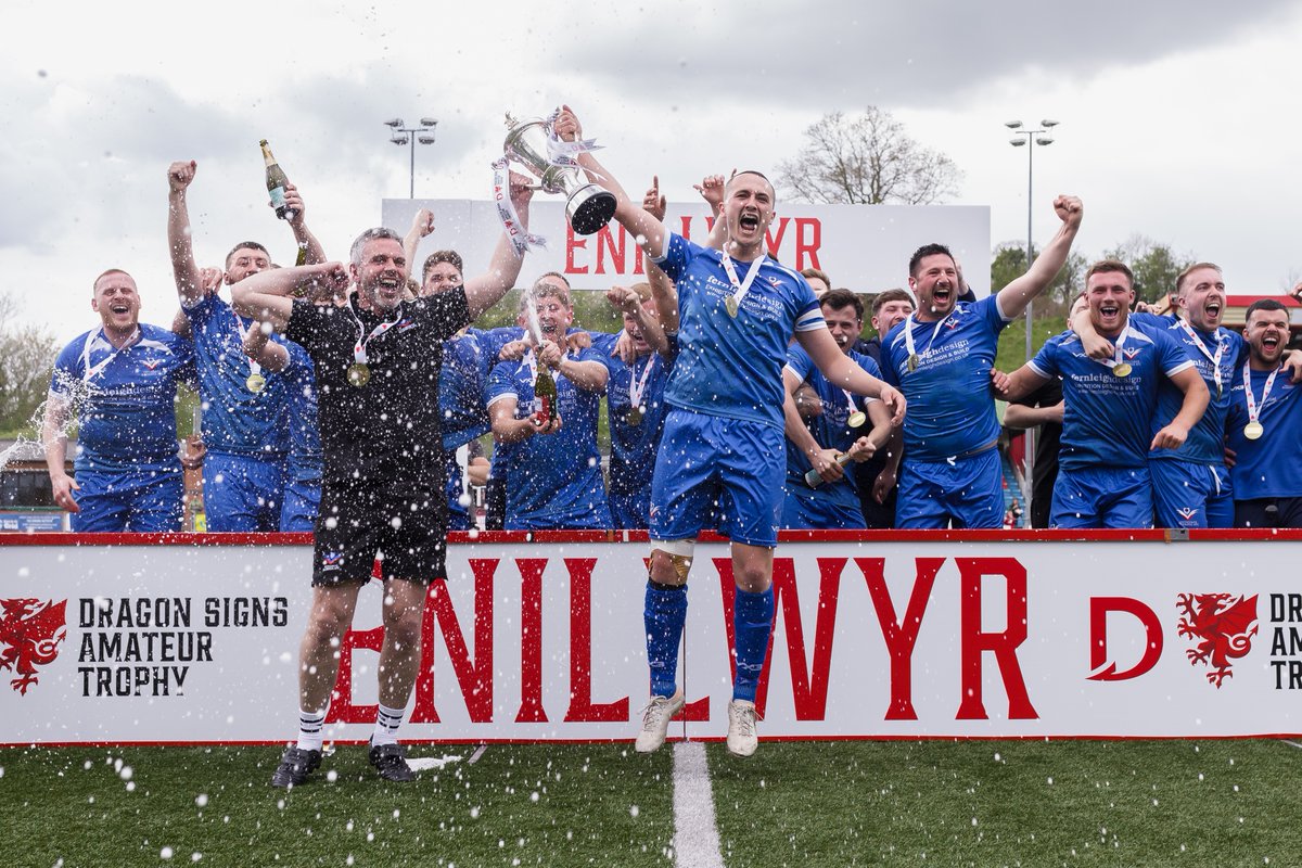 FAWales's tweet photo. 🍾🏆

@TreBluebirdsFC | #DSAmateurTrophy https://t.co/ljyCaU5VT4