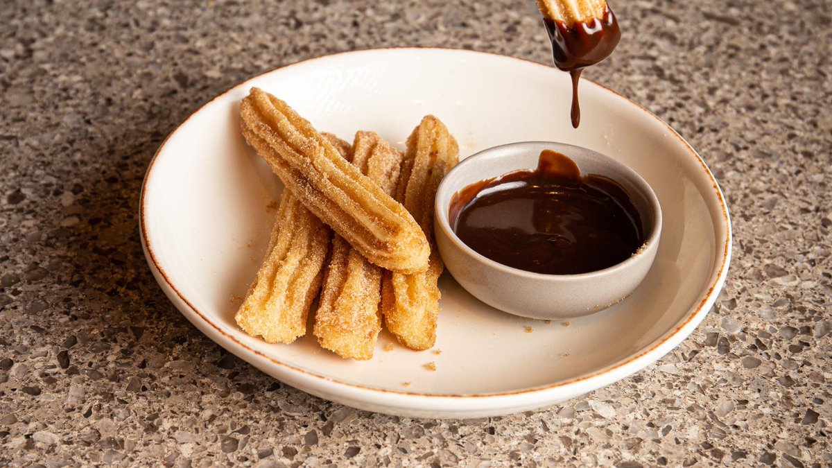 gallio_uk's tweet photo. Craving something sweet? Our chocolate churros are a dream come true – perfect for satisfying that Mediterranean sweet tooth! 🤤😍 #ChocolateChurros #MediterraneanRestaurant https://t.co/Hd3gv1bCrG