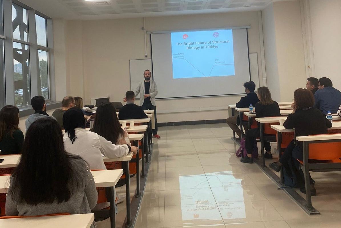 SbBiyoinfo's tweet photo. Akademik işbirliği toplantılarımızın 4ncüsünü GTÜ Biyomühendislik Bölümü'nün ev sahipliğinde, yapısal biyolojiye dair üç değerli sunum eşliğinde gerçekleştirdik.
@KUYBIIGM , Saliha Ece Acuner ve Mehmet Özbil hocalarımıza katkıları için teşekkür ederiz. https://t.co/vAjrIXbGW0