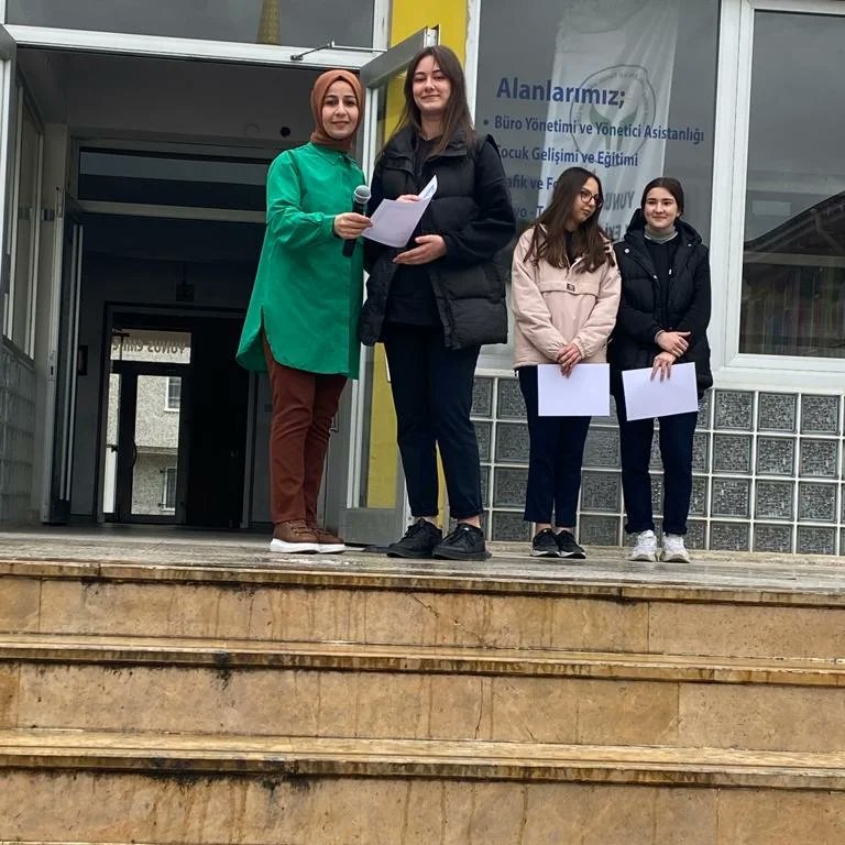 emre_mtal's tweet photo. Okulumuz #BüroYönetimiAlanı tasarım yarışmasında dereceye giren öğrencilerimize belgeleri verildi.Öğrencilerimizi tebrik ediyor başarılar diliyoruz @tcmeb @prof_mahmutozer @meslegimhayatim @nznsener @bursailmem16 @SeyitAliBuyuk @inegolilcemem @alidogrru @bursailmemarge @bursamte https://t.co/2EEMimBbwF
