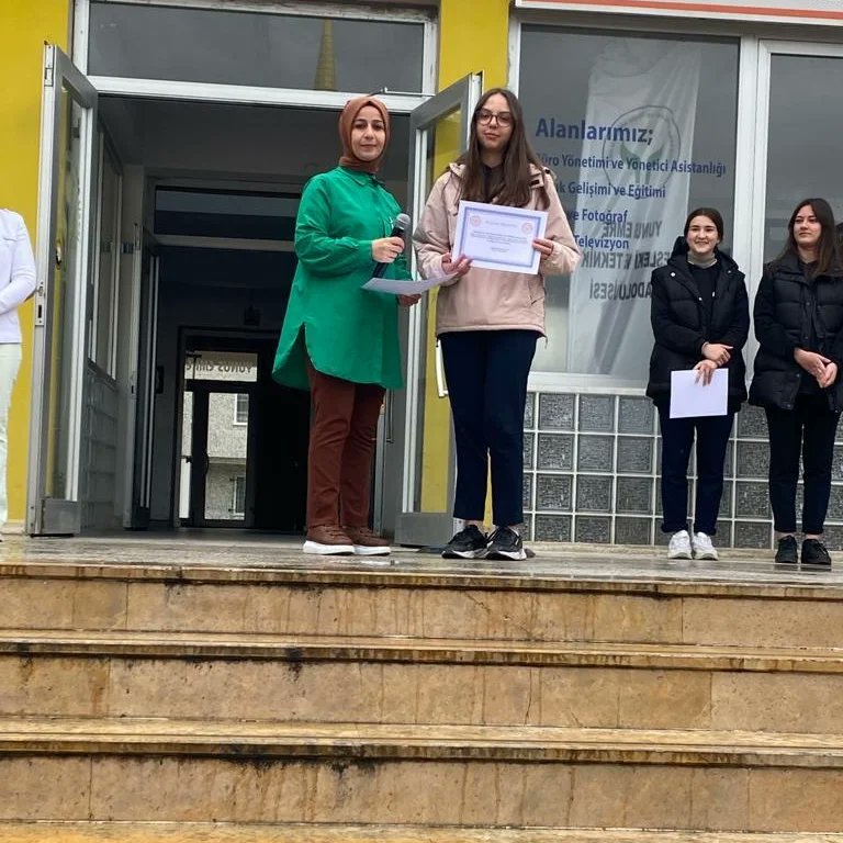 emre_mtal's tweet photo. Okulumuz #BüroYönetimiAlanı tasarım yarışmasında dereceye giren öğrencilerimize belgeleri verildi.Öğrencilerimizi tebrik ediyor başarılar diliyoruz @tcmeb @prof_mahmutozer @meslegimhayatim @nznsener @bursailmem16 @SeyitAliBuyuk @inegolilcemem @alidogrru @bursailmemarge @bursamte https://t.co/2EEMimBbwF
