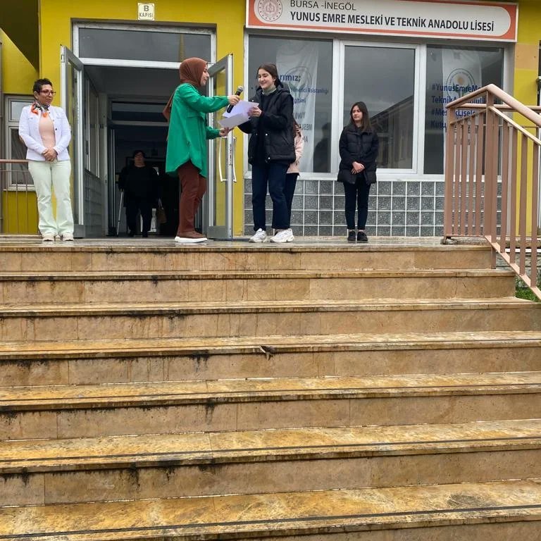 emre_mtal's tweet photo. Okulumuz #BüroYönetimiAlanı tasarım yarışmasında dereceye giren öğrencilerimize belgeleri verildi.Öğrencilerimizi tebrik ediyor başarılar diliyoruz @tcmeb @prof_mahmutozer @meslegimhayatim @nznsener @bursailmem16 @SeyitAliBuyuk @inegolilcemem @alidogrru @bursailmemarge @bursamte https://t.co/2EEMimBbwF