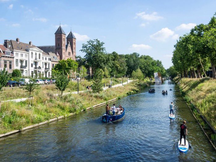 dirkjanjanssen's tweet photo. El mismo lugar en Utrecht hace unos años y ahora.

Si hubieran dicho 'No podemos hacer eso aquí', Utrecht todavía habría sido una ciudad de autos. La diferencia fundamental entre las dos imágenes: voluntad política. https://t.co/OKSH0sRxI5