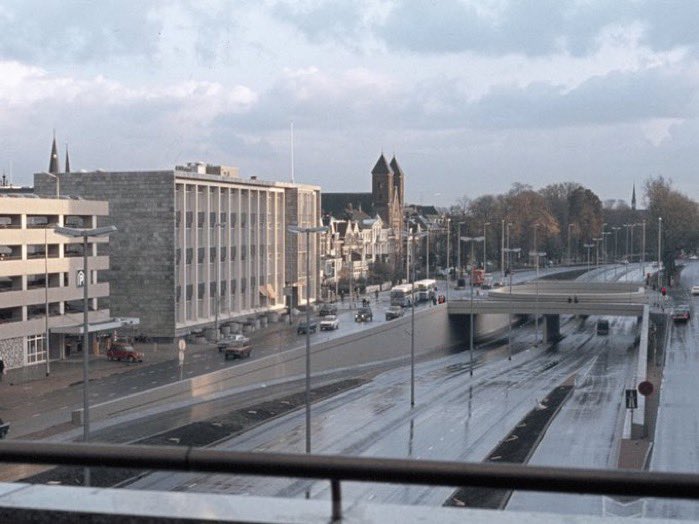 dirkjanjanssen's tweet photo. El mismo lugar en Utrecht hace unos años y ahora.

Si hubieran dicho 'No podemos hacer eso aquí', Utrecht todavía habría sido una ciudad de autos. La diferencia fundamental entre las dos imágenes: voluntad política. https://t.co/OKSH0sRxI5