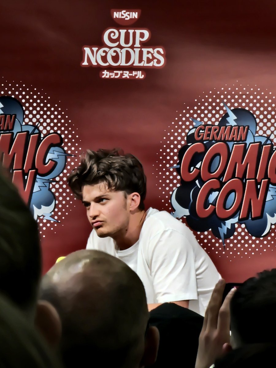 Lanelja's tweet photo. #StrangerCon #GermanStrangerCon #JoeKeery https://t.co/KfWaaHF4wV