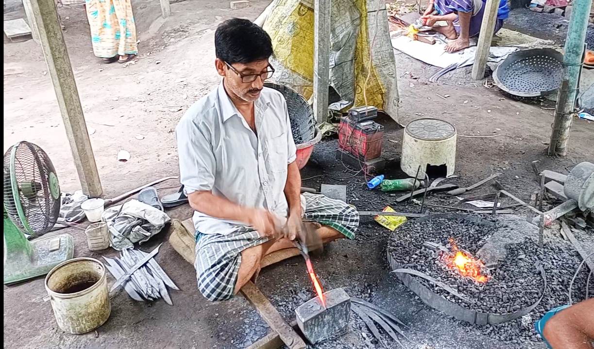 হোসেনপুরে শেষ মুহূর্তে ধান কাটার কাস্তে তৈরীর ধুম