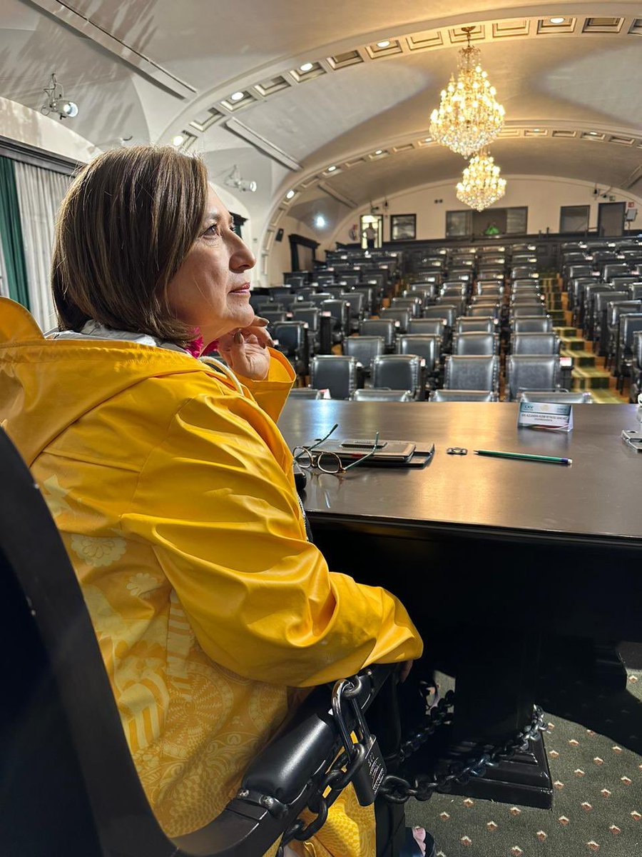 Pablo_AldMar's tweet photo. Esta imagen debe quedar impresa en mi memoria
Una MUJER, encadenada a la democracia
Una sola MUJER, forzó al grupo mayoritario a encontrarse cual indigentes en busca de un espacio
Una sola MUJER…
De esta MUJER @XochitlGalvez y muchas como ella, quiero aprender https://t.co/E6omhKl07s