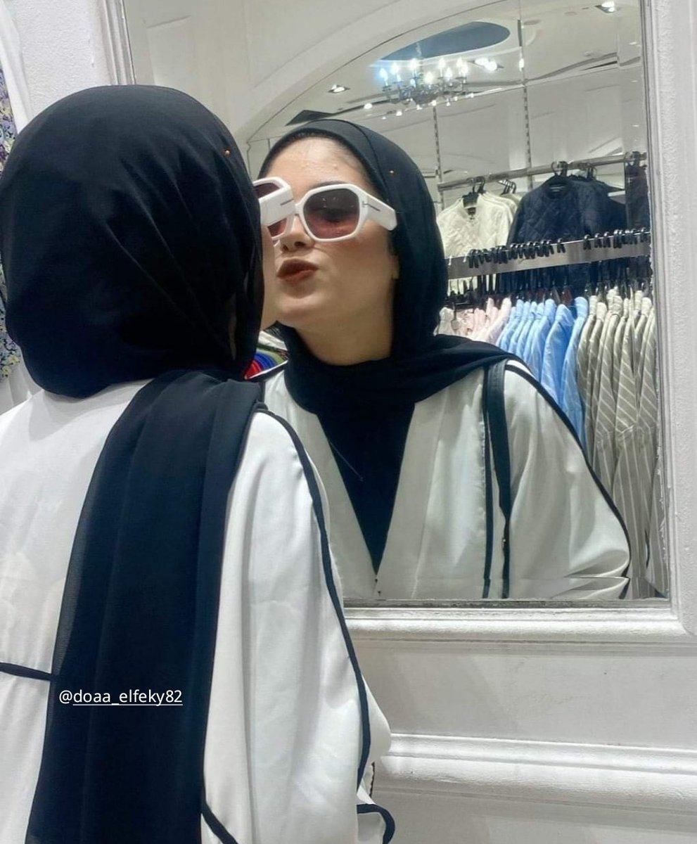 بيتقالي كلام سلبي وفاكرين إن ثقتي ف نفسي هتتهز
= انا اصلا كل ما اعدي من جنب المرايه: