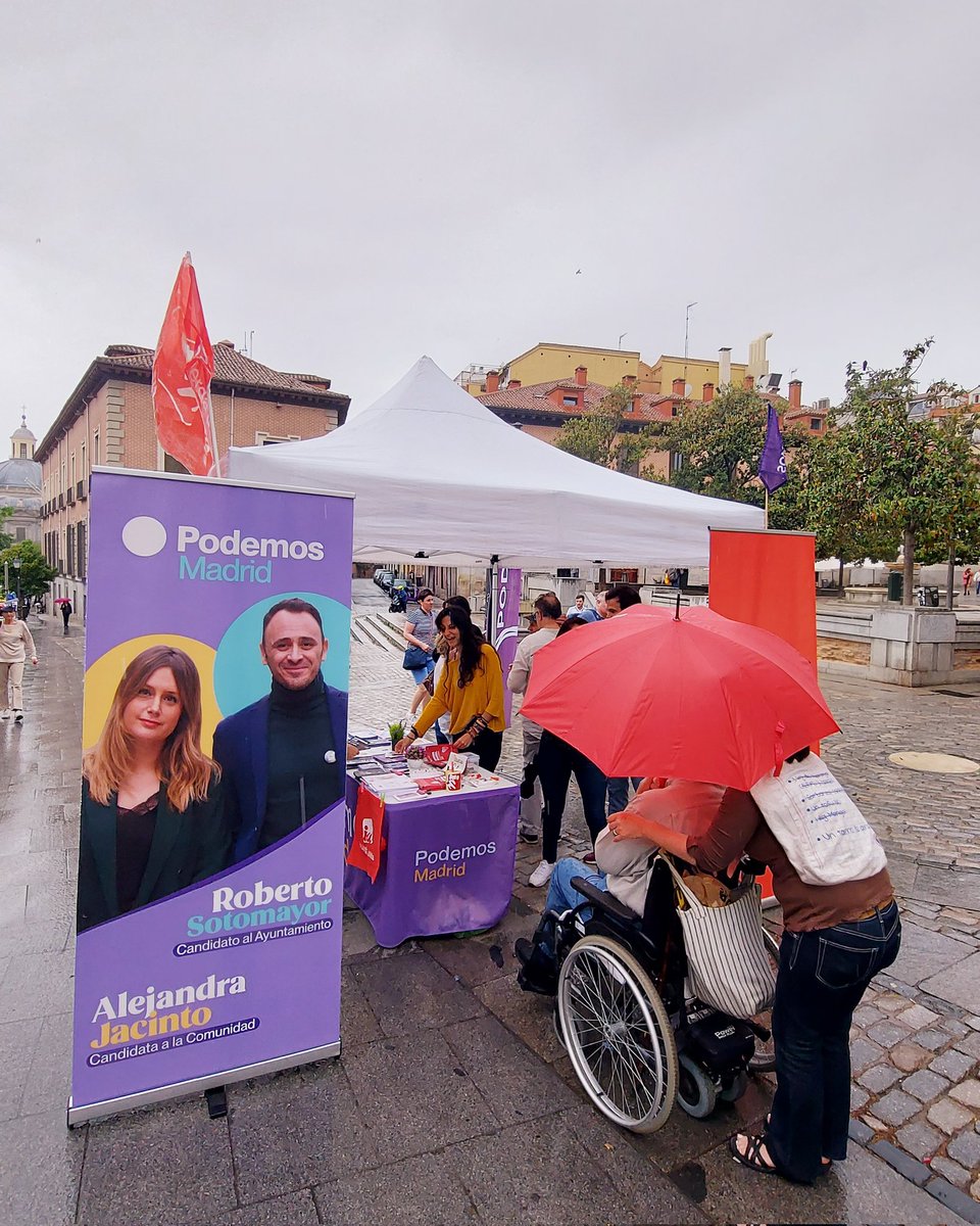 Podemos_Centro_'s tweet photo. 🌧️☔ Llovió, pero eso no hizo que no viniera gente a conocer las propuestas de Podemos-IU-AV para #TransformarMadrid, la ilusión y el cambio se conquistan desde la calle ✊🗣️
#GanarMadrid 💜❤️💚
#ArreglarMadridCorriendo 💜❤️💚
#AlejandraJacintoTeDefiende 💜❤️💚 https://t.co/AI8vDeBw0k