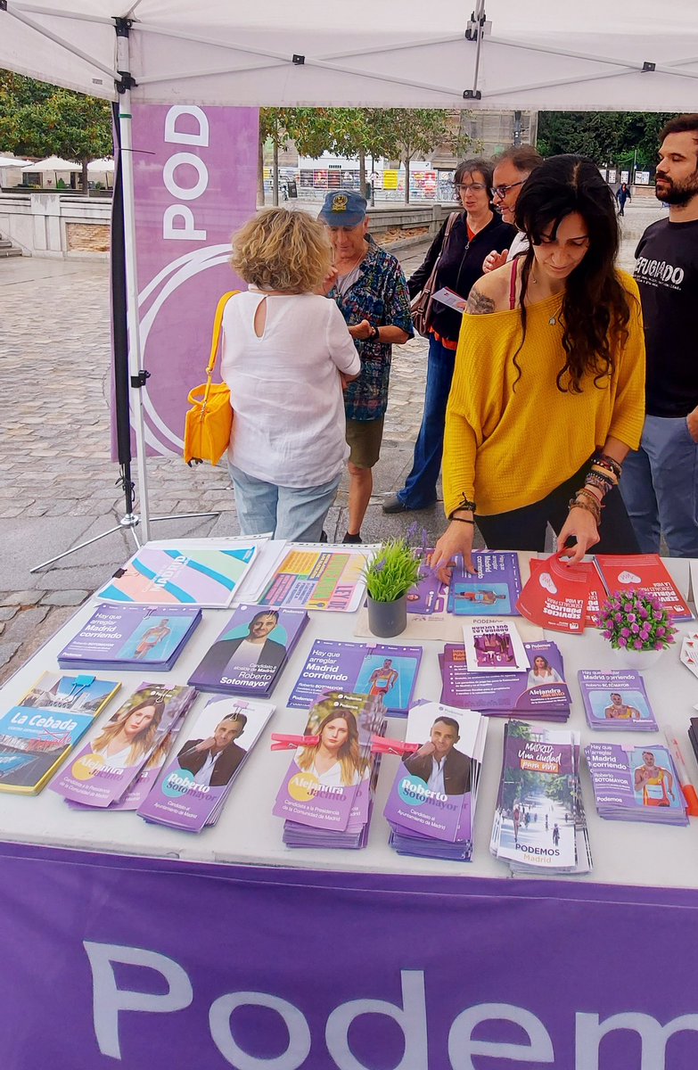 Podemos_Centro_'s tweet photo. 🌧️☔ Llovió, pero eso no hizo que no viniera gente a conocer las propuestas de Podemos-IU-AV para #TransformarMadrid, la ilusión y el cambio se conquistan desde la calle ✊🗣️
#GanarMadrid 💜❤️💚
#ArreglarMadridCorriendo 💜❤️💚
#AlejandraJacintoTeDefiende 💜❤️💚 https://t.co/AI8vDeBw0k