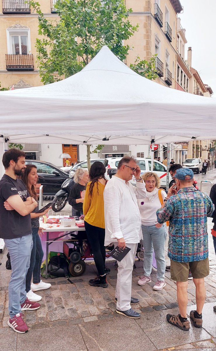 Podemos_Centro_'s tweet photo. 🌧️☔ Llovió, pero eso no hizo que no viniera gente a conocer las propuestas de Podemos-IU-AV para #TransformarMadrid, la ilusión y el cambio se conquistan desde la calle ✊🗣️
#GanarMadrid 💜❤️💚
#ArreglarMadridCorriendo 💜❤️💚
#AlejandraJacintoTeDefiende 💜❤️💚 https://t.co/AI8vDeBw0k