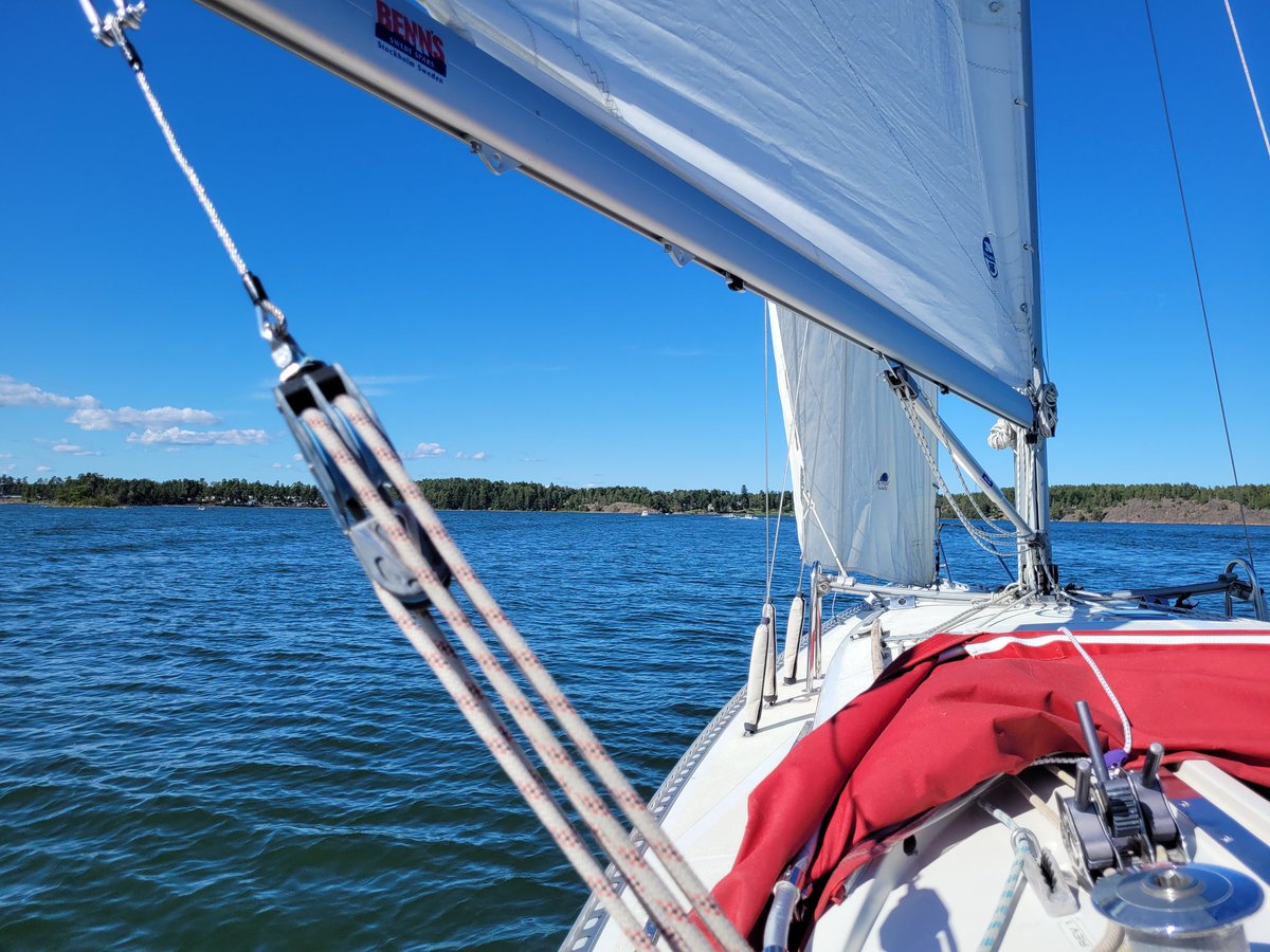 ylva_engstrom's tweet photo. Kul när förra årets seglarelever ringer och frågar om jag kan tänka mig privat fortsättningskurs med dem!
#Loftahammar #sommar #segla https://t.co/fFnlDQuIxx