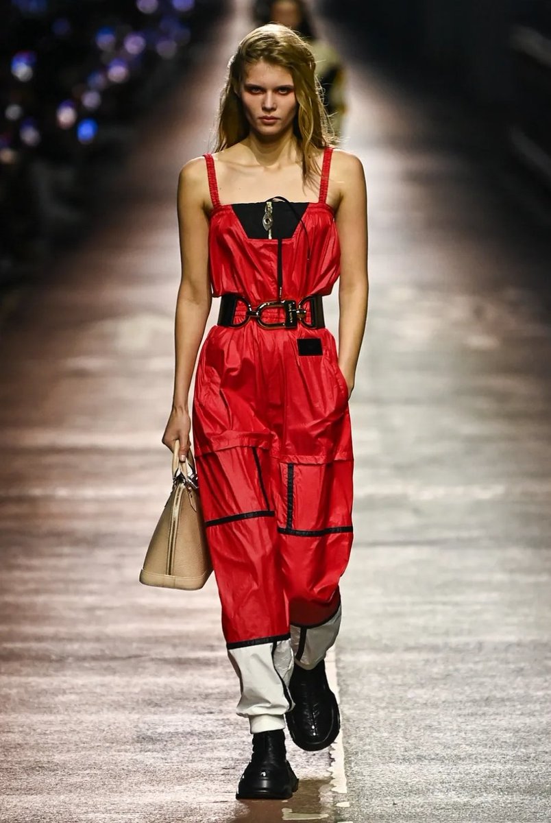 LadymiaMicky's tweet image. Sfilata PreFall23 Louis Vuitton @LouisVuitton_HQ #PreFall23 #LouisVuitton #moda #outfit #look #fashion #fashionstyle #style #fashionista #trendy #tendenza #glam #glamour #musthave #myfollowers #UnBacioFatato 👗😍❤️