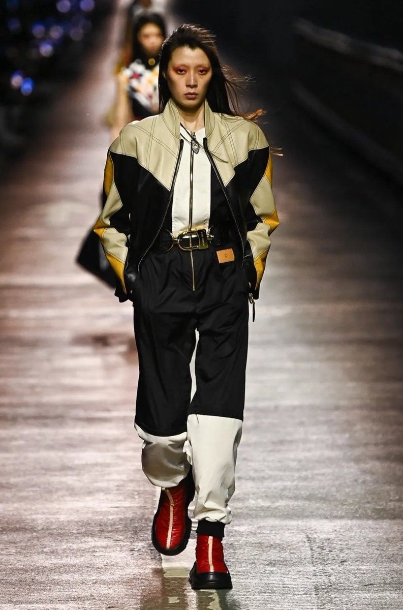 LadymiaMicky's tweet image. Sfilata PreFall23 Louis Vuitton @LouisVuitton_HQ #PreFall23 #LouisVuitton #moda #outfit #look #fashion #fashionstyle #style #fashionista #trendy #tendenza #glam #glamour #musthave #myfollowers #UnBacioFatato 👗😍❤️