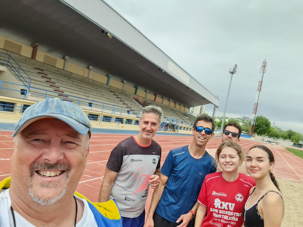 Philipide64's tweet photo. 40 años después el destino nos ha juntado en la pista. Mis honorables primeros atletas. Y mi grupo actual.  Íntercambio de experiencias y respeto a mi legado. ¿Como mejor se puede empezar a poner a est@s+ atletas al máximo?. Gracias a las dos generaciones. Me dais superenergía https://t.co/IaoEbsfMOb