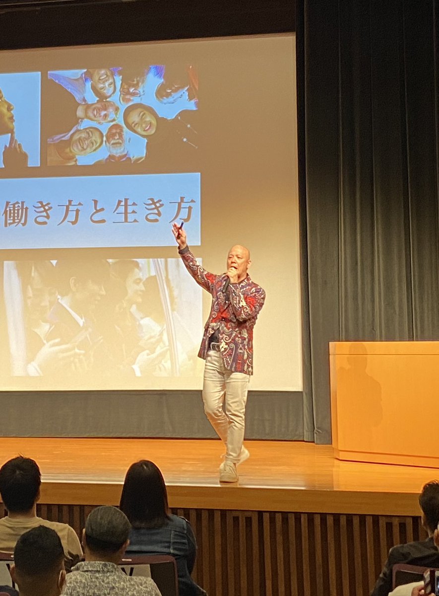 yoheikishimoto2's tweet photo. ゴールデンウィーク初日！　
鴨頭嘉人さんの講演会でプラスオーラを浴びてきました✨。
YouTubeでの魅力そのままにパワフル💪&amp;素敵な方👍で、
「地方の方がチャンスはある。何もないではなく今や何もかもある。大人がやるかどうか、それだけだ！🌲☀️」
激励を頂きました。😄
#コミュニケーション大全 https://t.co/EbeoRpoHG8