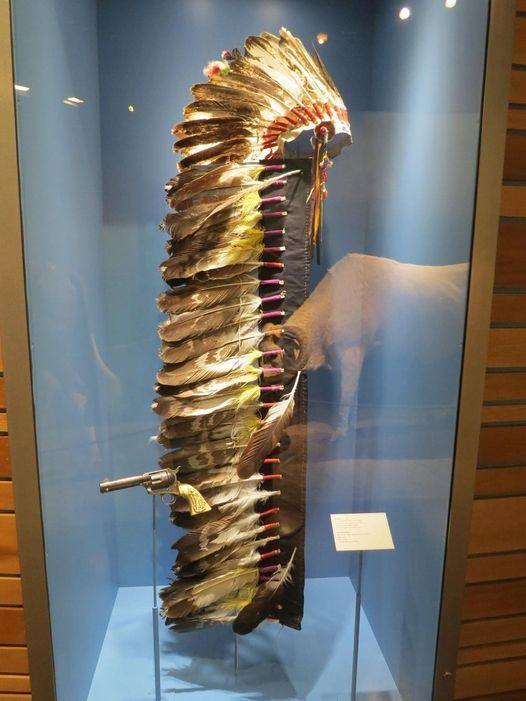 Indigenous28401's tweet photo. Headdress worn by Comanche Chief Quanah Parker https://t.co/Bo9VCRDLyO