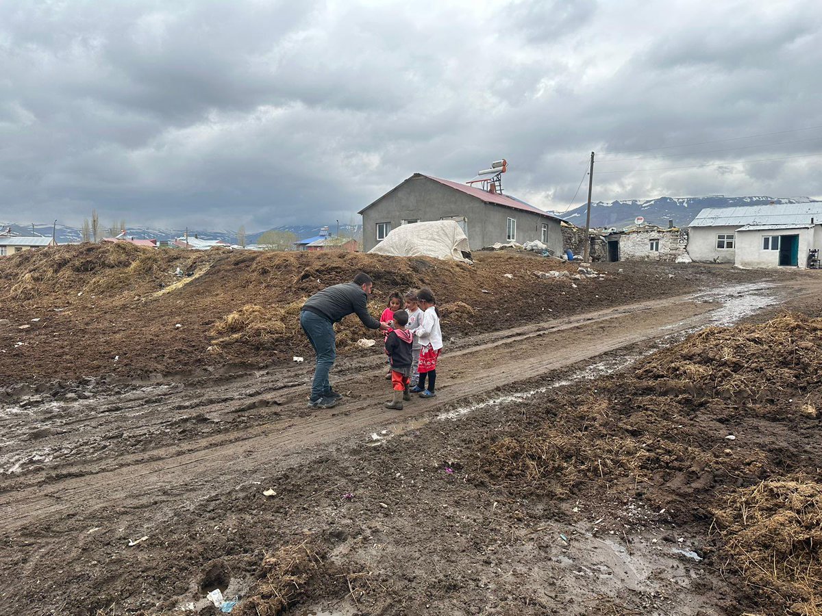 FatihGman's tweet photo. 📍TUYGUN  KÖYÜ 

Gönüllere dokunmaya devam ediyoruz.

Sıcak ve hoşgörü ile bizleri karşılayan köy halkımıza teşekkür ederim. https://t.co/psraEp6jGB