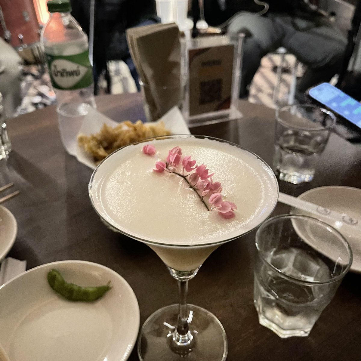 sfkkfs_'s tweet photo. แนะนำบาร์นั่งชิล ฮีลใจ 5000% Bao Bao Bar 🥂 โคตรดีๆๆๆ เพลงเก่าๆมาหมด ร้องตามได้ทุกเพลง mood ดีมากกกก อาหารอร่อย ออกไว ร้าน vibe อย่างดี ชวนเพื่อนมาชิล สบายใจจริง 🎶 https://t.co/PhPQDWmtGx