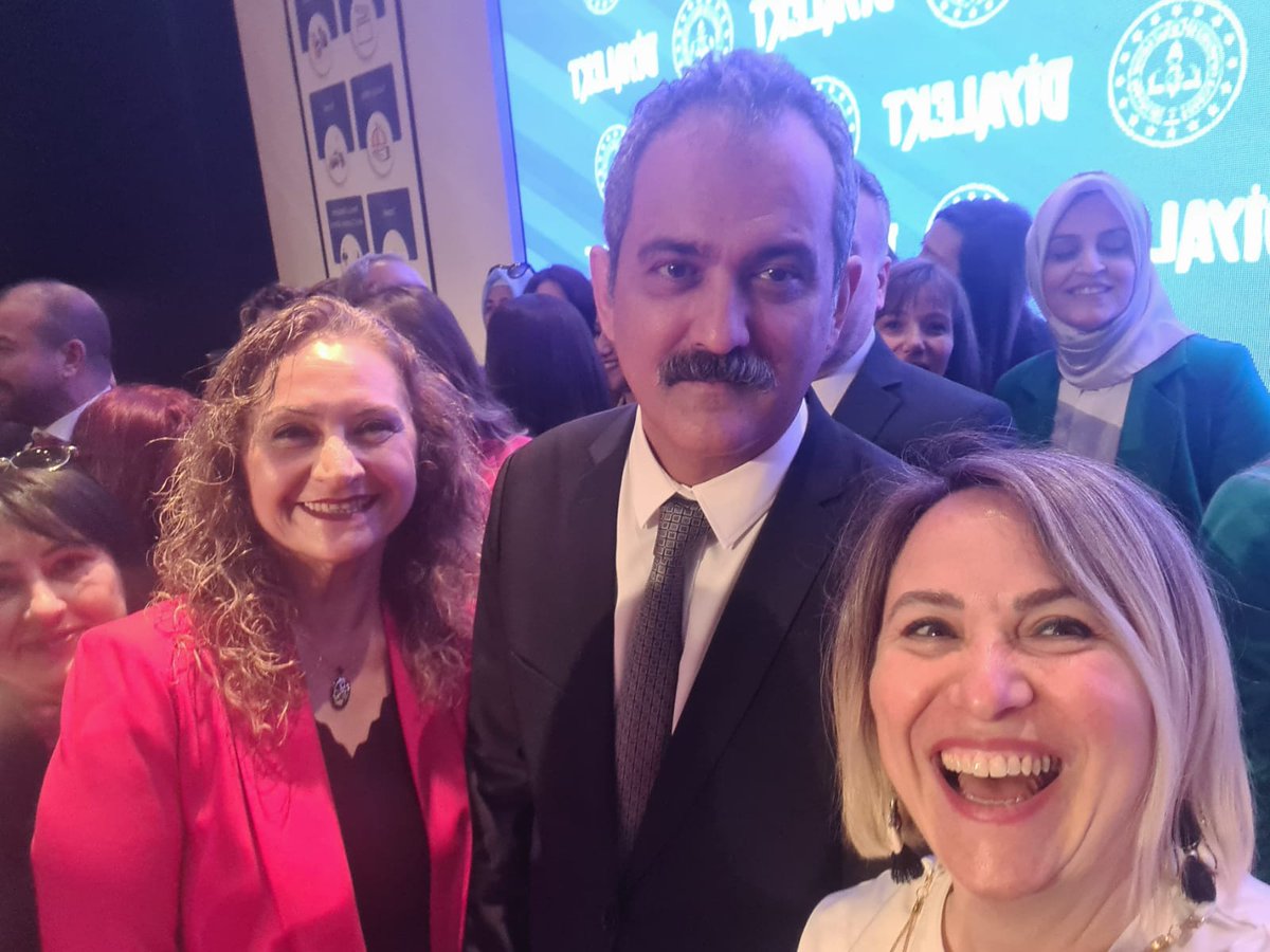 BilsemKdz's tweet photo. MEB, TTKB iş birliğinde tasarlanan, İngilizce dijital eğitim platformuna destek veren okulumuz İngilizce öğretmeni Nilüfer DİNÇ DEMİROK ve Diyalekt Ekibini kutluyor, başarılarının devamını diliyoruz.
@mtutulmaz 
@Cemal_Ozdemir67  @mramazanbarin 
@ZonguldakMEM @zuleyhaaldogan https://t.co/UU8tpehwNG