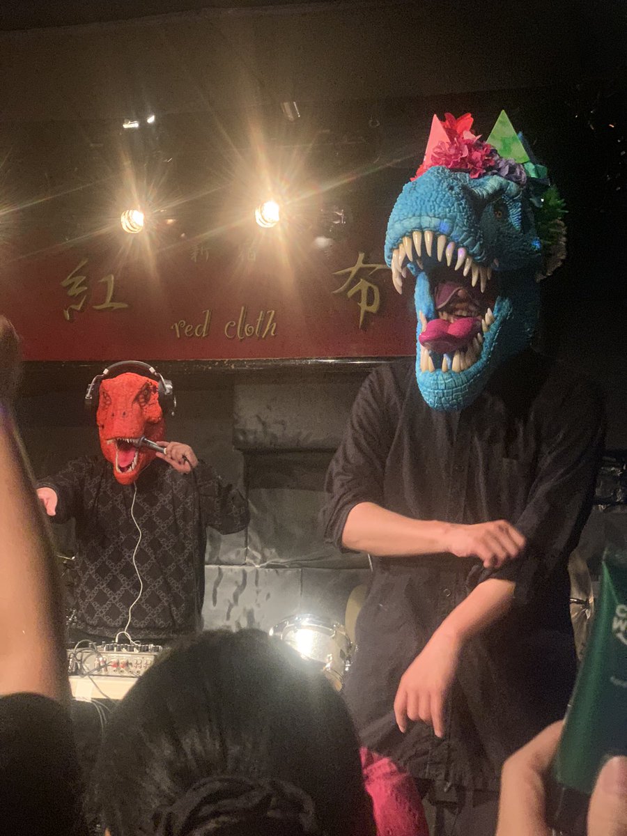 #バンドザウルス 初ライブ@新宿レッドクロス堪能しました！！🦖 
バンザタオルと恐竜マスクで客席にも連帯感が生まれる会場🍖
DJザウルスの90年代セトリも最高でした😆
#肉活