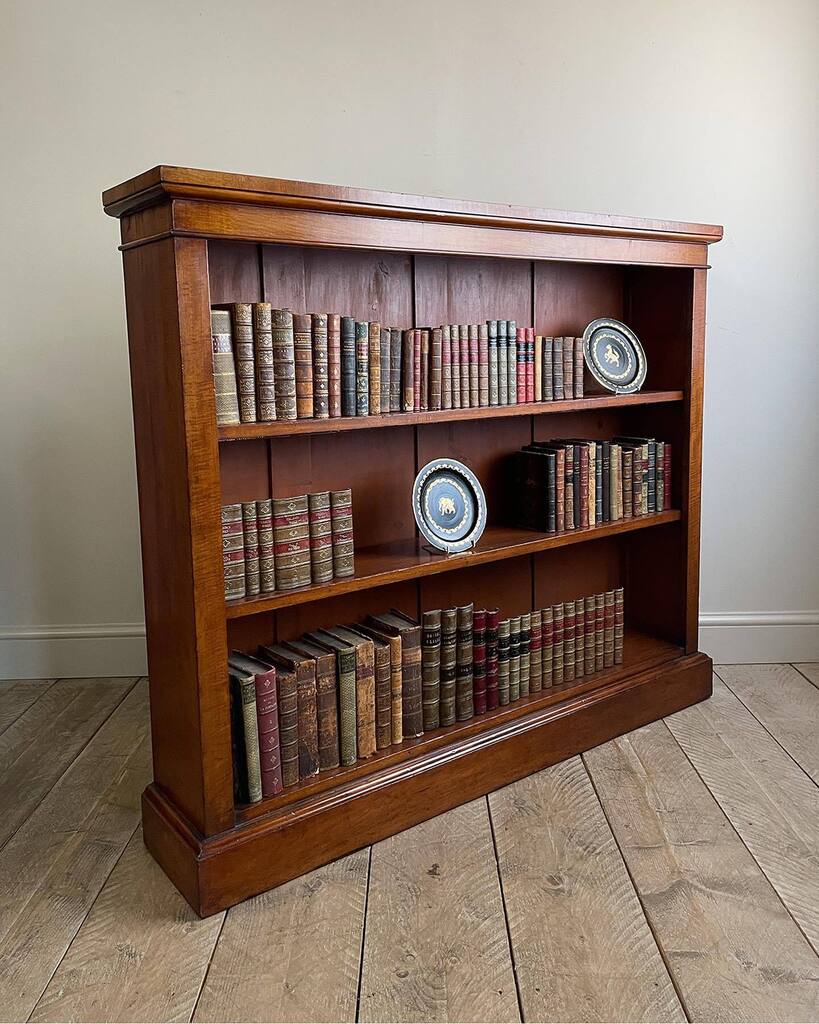 New in: Handsome 19th century open bookcase in figured mahogany. Moulded cornice over two adjustable shelves, raised on a plinth base. Circa. 1850 _____ #openbookcase #dwarfbookcase #mahoganybookcase #antiquebookcase #periodfurniture #antiqueopenbookc… instagr.am/p/Crn06ZPoCll/