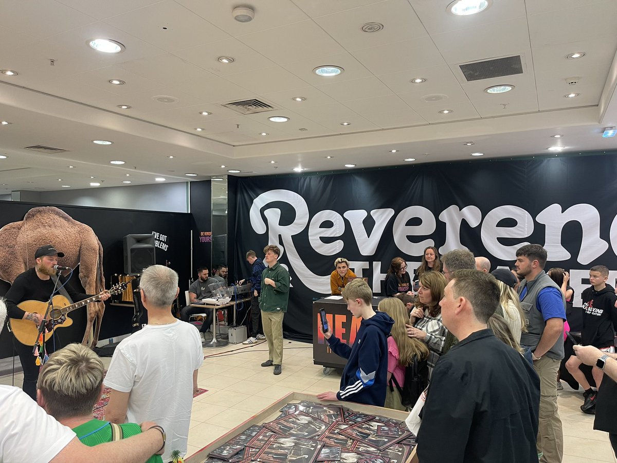 olliehart7's tweet photo. Great way to make #meadowhell tolerable - Live music in @Reverend_Makers store! Proper Sheffield! https://t.co/aqfcbO8h6h