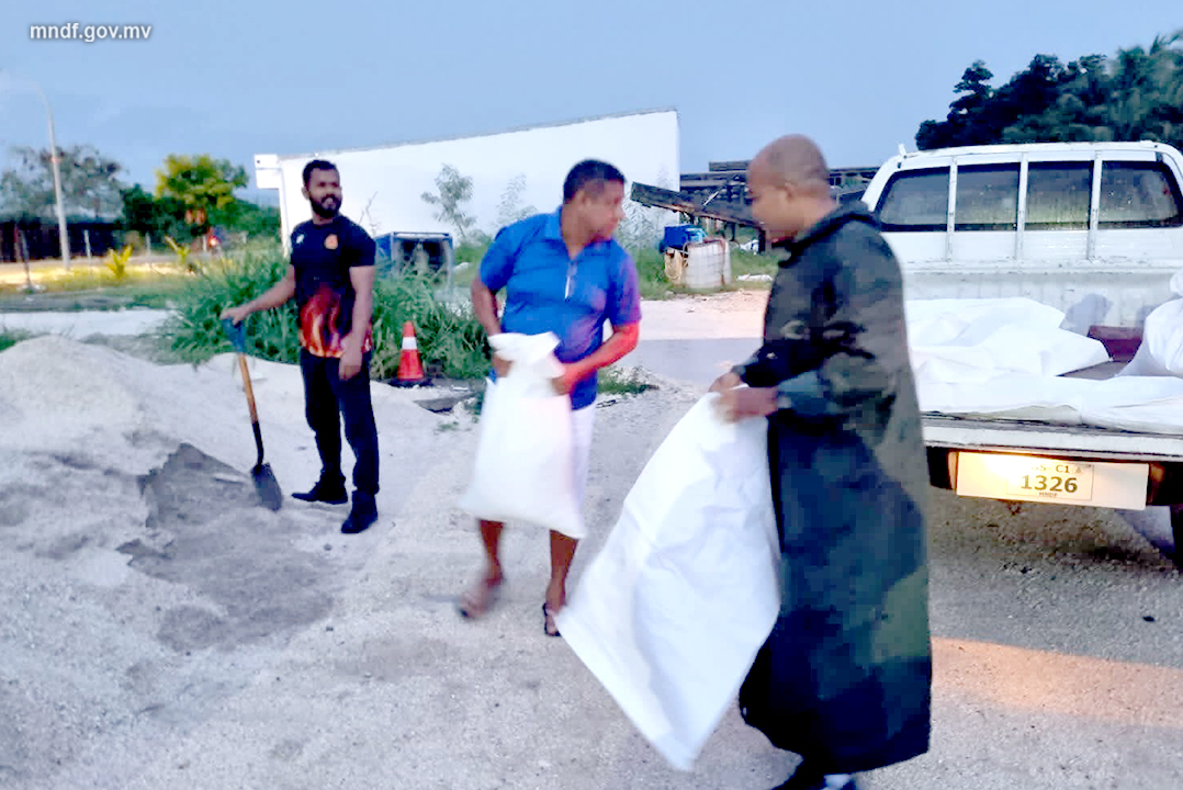 MNDF_Official's tweet photo. ބޯކޮށް ވާރޭ ވެހި ޏ.ފުވައްމުލަކު ސިޓީގައި ފެން ބޮޑުވެ، ބައެއް ގޭގެއަށް ފެން ވަނުމާ ގުޅިގެން މަގުތަކުން ފެން ހިއްކުމާއި ގެތަކަށް އިތުރަށް ފެން ވަނަނުދިނުމަށް ވެލިބަސްތާ ޖެހުމުގެ މަސައްކަތް އެމްއެެންޑީއެފް ސަދަން އޭރިއާ ކޮމާންޑް، ޏ.ފުވައްމުލަކު ފަޔަރ ސްޓޭޝަނުގެ ސިފައިން ފަށައިފި https://t.co/Pqa37ygXyg