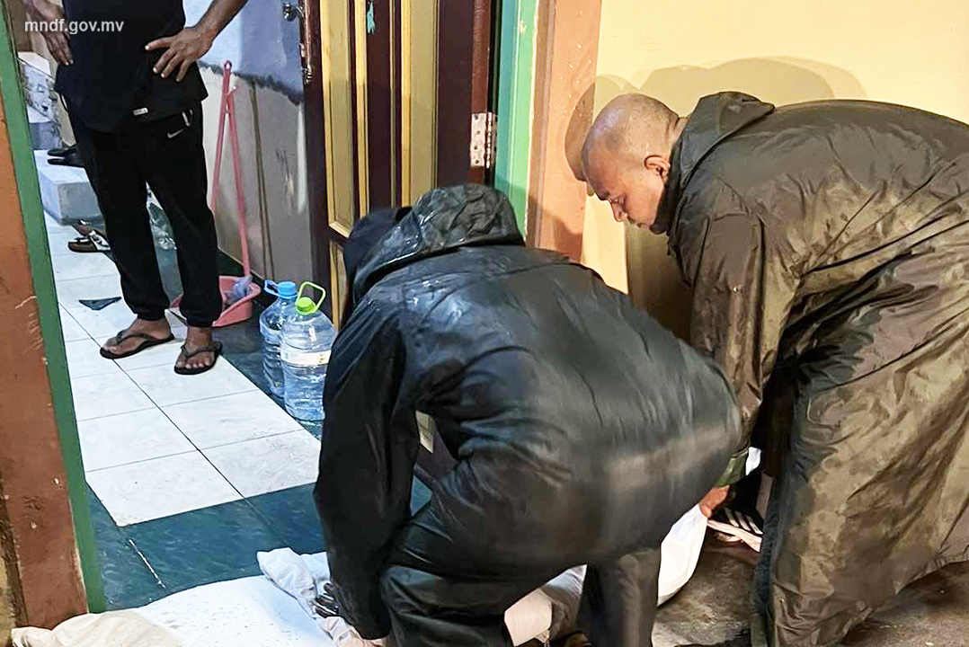 MNDF_Official's tweet photo. ބޯކޮށް ވާރޭ ވެހި ޏ.ފުވައްމުލަކު ސިޓީގައި ފެން ބޮޑުވެ، ބައެއް ގޭގެއަށް ފެން ވަނުމާ ގުޅިގެން މަގުތަކުން ފެން ހިއްކުމާއި ގެތަކަށް އިތުރަށް ފެން ވަނަނުދިނުމަށް ވެލިބަސްތާ ޖެހުމުގެ މަސައްކަތް އެމްއެެންޑީއެފް ސަދަން އޭރިއާ ކޮމާންޑް، ޏ.ފުވައްމުލަކު ފަޔަރ ސްޓޭޝަނުގެ ސިފައިން ފަށައިފި https://t.co/Pqa37ygXyg
