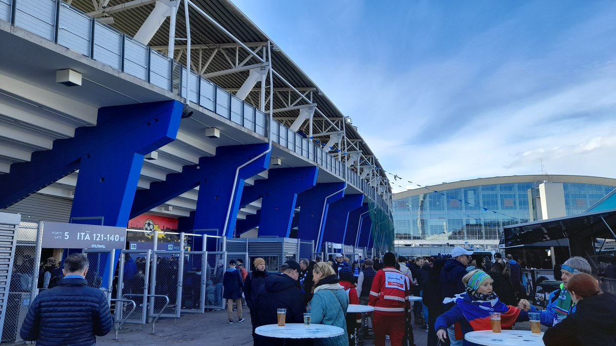 HJK Helsinki 2 FC Haka 0 in the Finnish Klassikko in front of about 2,000. I had expected/hoped for a bigger crowd and more away fans, but an enjoyable afternoon nonetheless, with a dominant home side fully deserving their three points. https://t.co/QytKTeehya