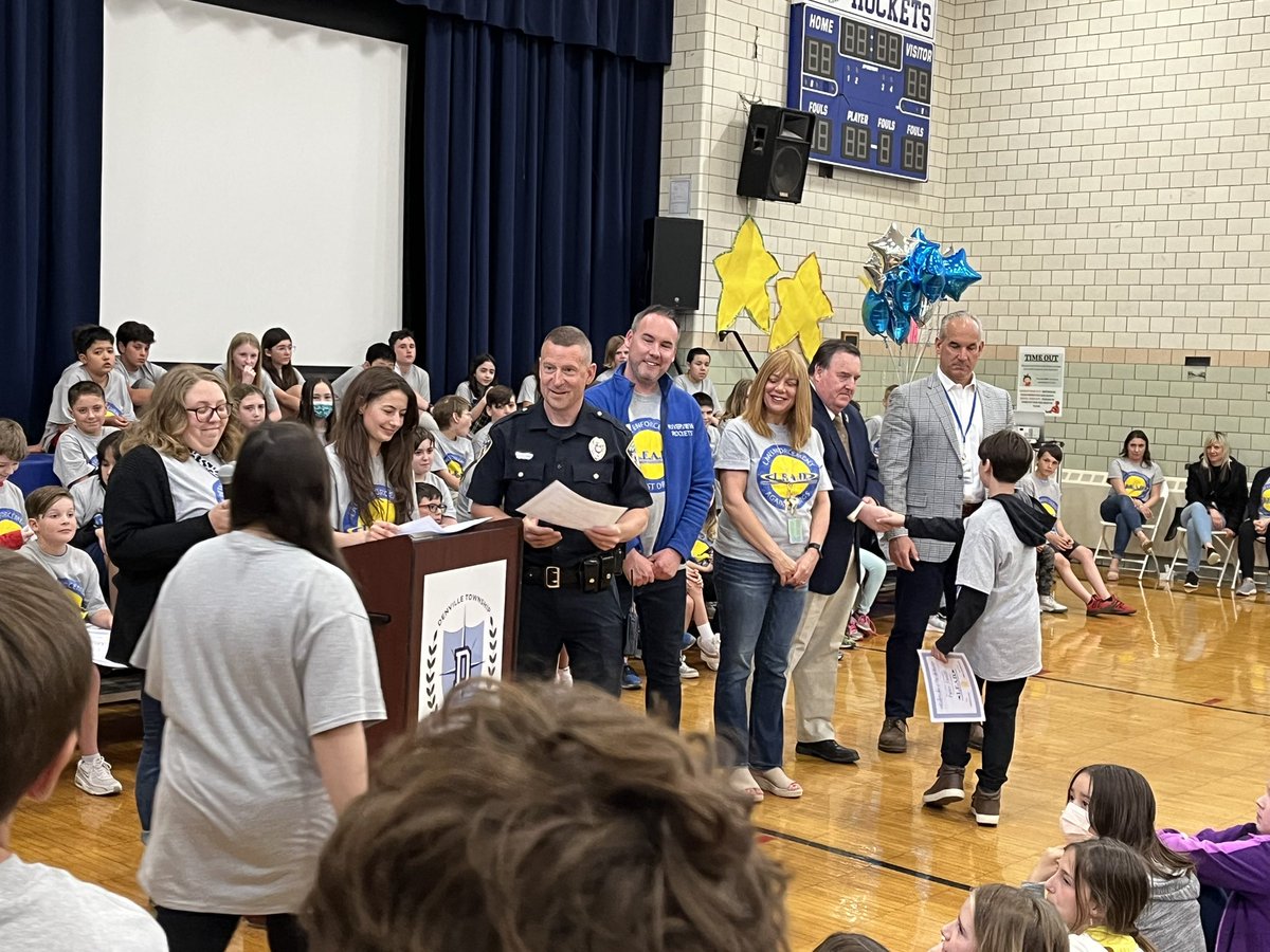 richlaur1's tweet photo. Congratulations to Riverview’s fifth graders on their LEAD graduation and Respect Mural unveiling. @RV_Rockets https://t.co/AbYHTAfNFh