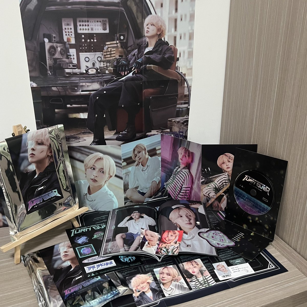 onewe_0094_1_tw's tweet photo. #GIUK – 1st Mini Album 💙💙💙
[Psycho Xybernetics : TURN OVER]

我很好奇簽名專的包裝送來會變怎樣
不可能像我一樣用吹風機撕貼紙吧😆

#ONEWE #원위 #기욱 
#이기욱 #CyA #키아 #寄旭 #李寄旭
#Psycho_Xybernetics #TURN_OVER
#prologue_turn_over https://t.co/DViHkF88gV