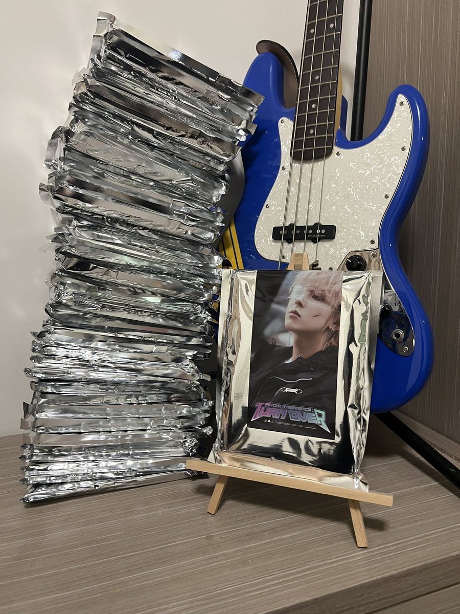 onewe_0094_1_tw's tweet photo. #GIUK – 1st Mini Album 💙💙💙
[Psycho Xybernetics : TURN OVER]

我很好奇簽名專的包裝送來會變怎樣
不可能像我一樣用吹風機撕貼紙吧😆

#ONEWE #원위 #기욱 
#이기욱 #CyA #키아 #寄旭 #李寄旭
#Psycho_Xybernetics #TURN_OVER
#prologue_turn_over https://t.co/DViHkF88gV