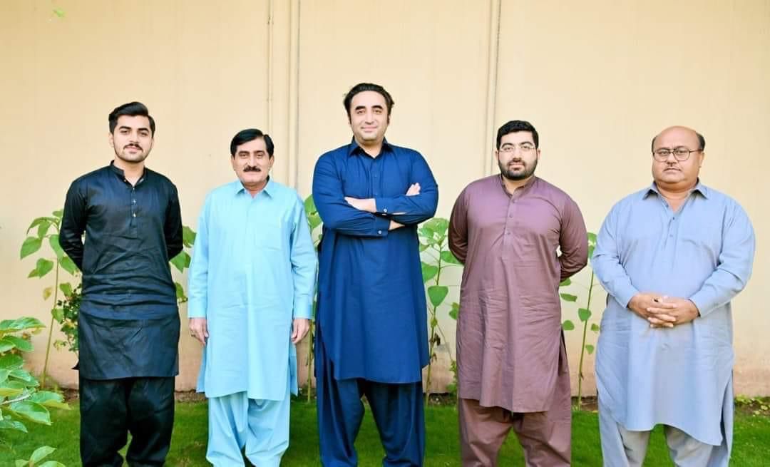 تحریک انصاف مظفرگڑھ کے ایم پی اے میاں علمدار قریشی نے پاکستان پیپلز پارٹی میں شمولیت اختیار کر لی
<a href="/BBhuttoZardari/">BilawalBhuttoZardari</a>