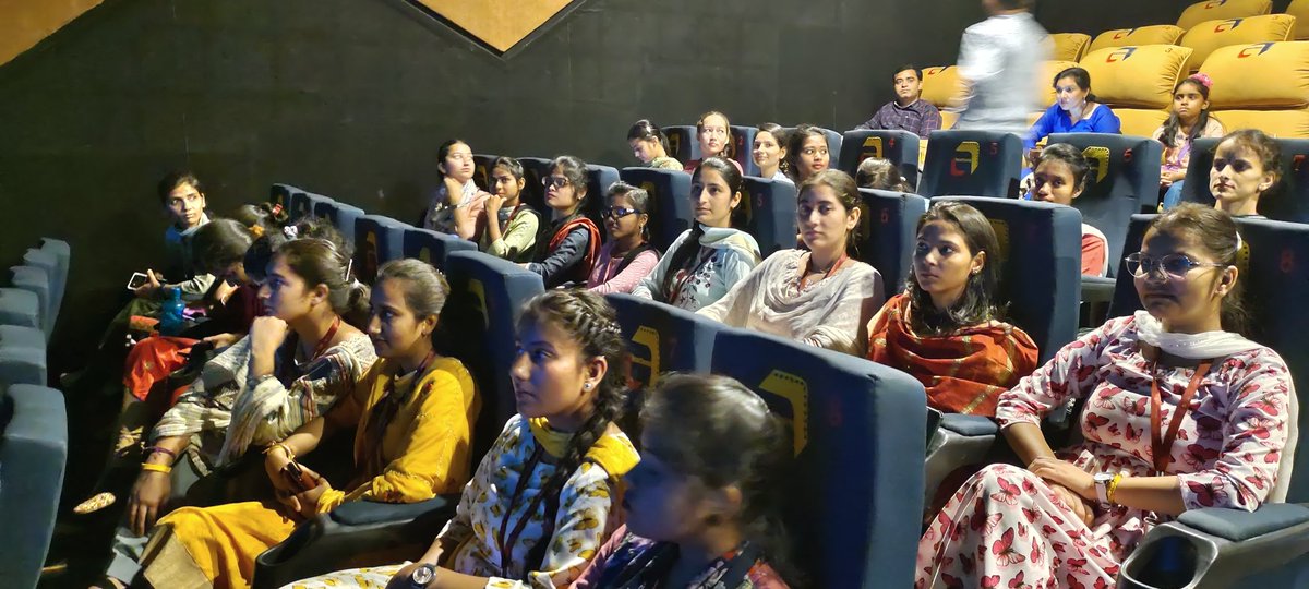CSUVVCVSHAKHA's tweet photo. शिक्षाशास्त्री द्वितीय वर्ष छात्रों को व्यावसायिक क्षमता उन्नयन (EPC-5) के अंतर्गत शैक्षिक चलचित्र को ऊना में दिखाया गया है। https://t.co/BJ7j7kC6Tp