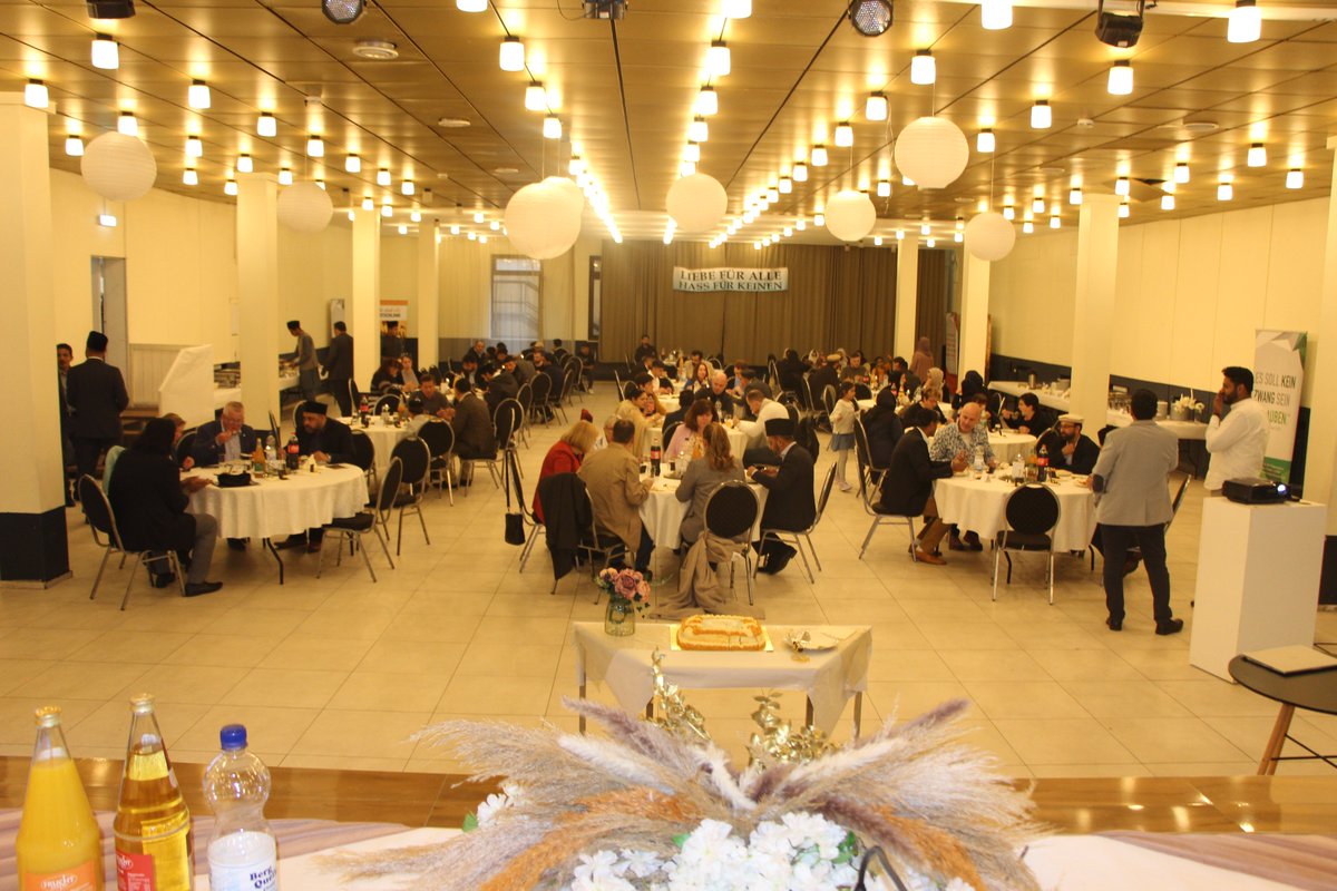 AhmadiyyaLU's tweet photo. Jubiläumsempfang der Jamaat Ludwigshafen mit Oberbürgermeisterin der Stadt Ludwigshafen Jutta Steinruck und vielen weiteren Gästen blickten gemeinsam auf die historische 100-jährige Geschichte der @AhmadiyyaDE, @PresseAhmadiyya

#100JahreAhmadiyyaDE https://t.co/MQxWcZySDU