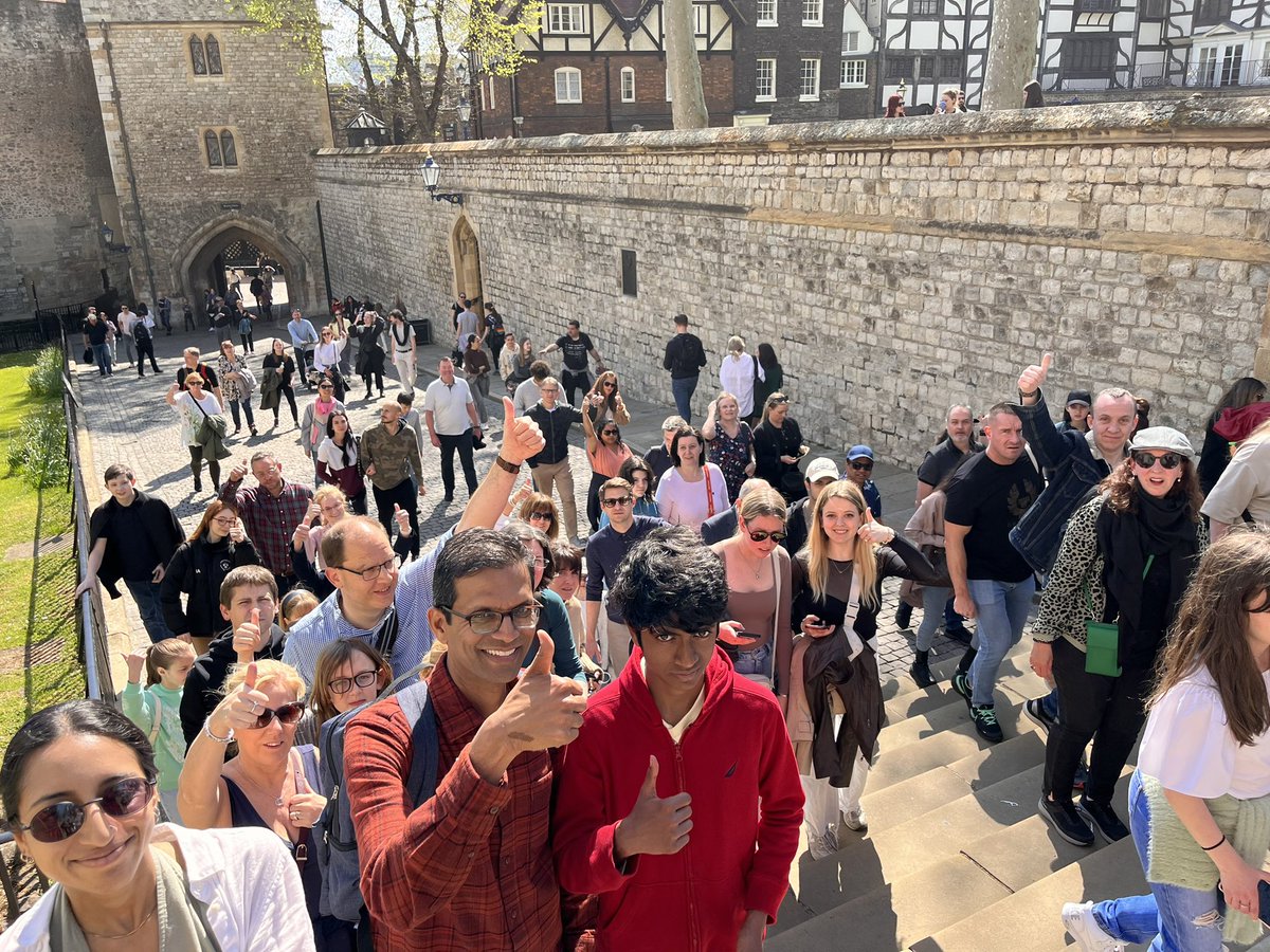 spike_abbott's tweet photo. My last guided tour of the day and another 80+ visitors enjoying the fantastic weather on this #BankHoliday at @TowerOfLondon #ThumbsUp https://t.co/fB6vMmQd7H