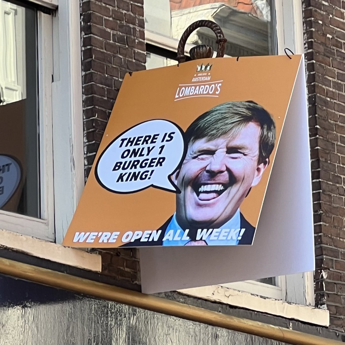 Humour batave dans un pays qui fait de l’anniversaire du roi une fête nationale ! 👑 ⁦#BurgerKing 🍔