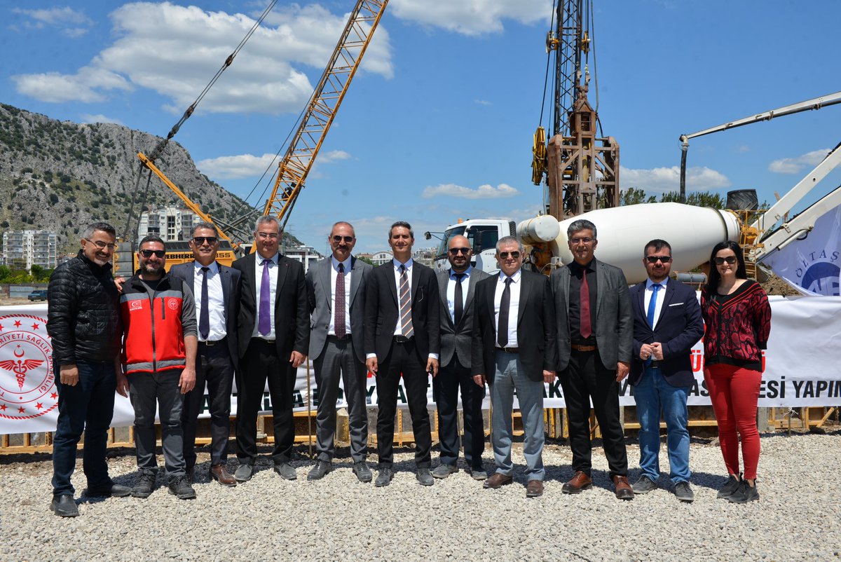 drbsbyk's tweet photo. Biten hastanelerimizi açarken yeni hastanelerimizin de temellerini atıyoruz. 
Konyaaltı 150 yataklı Devlet Hastanemizin temelini Dışişleri Bakanımız Mevlüt Çavuşoğlu’nun teşrifleri ile attık. Vatana millete hayırlı olsun… https://t.co/IE12vKf3xO