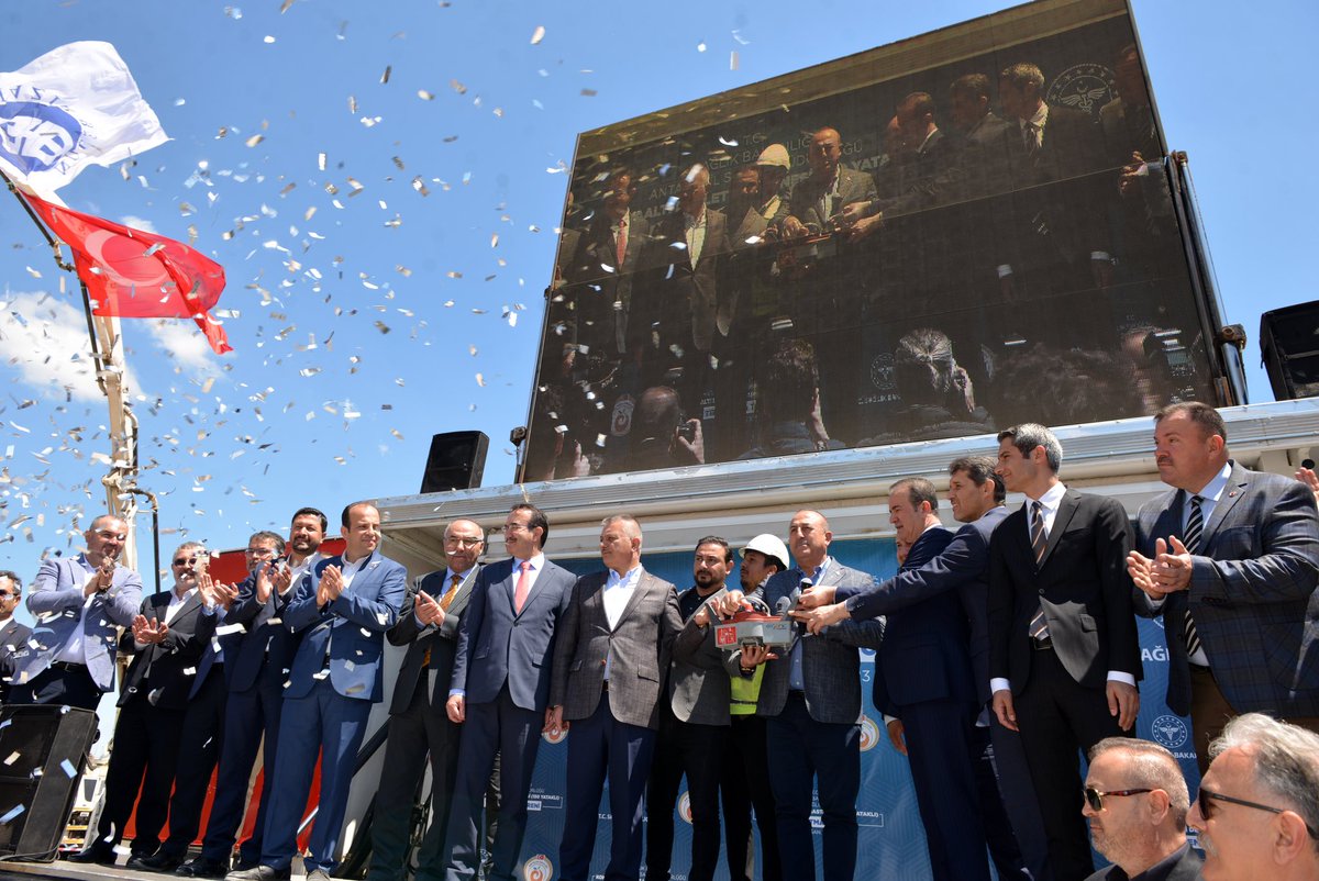 drbsbyk's tweet photo. Biten hastanelerimizi açarken yeni hastanelerimizin de temellerini atıyoruz. 
Konyaaltı 150 yataklı Devlet Hastanemizin temelini Dışişleri Bakanımız Mevlüt Çavuşoğlu’nun teşrifleri ile attık. Vatana millete hayırlı olsun… https://t.co/IE12vKf3xO