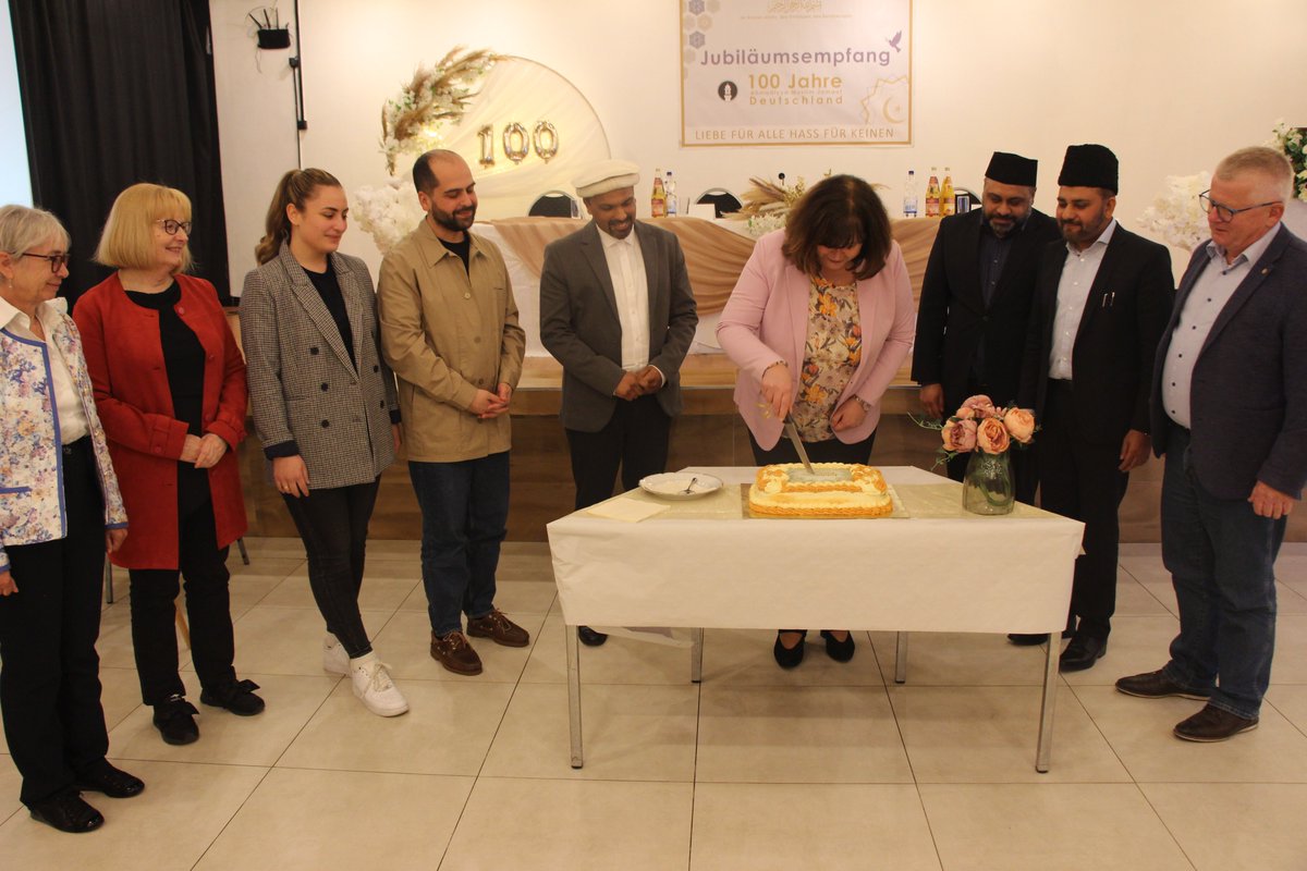 AhmadiyyaLU's tweet photo. Jubiläumsempfang der Jamaat Ludwigshafen mit Oberbürgermeisterin der Stadt Ludwigshafen Jutta Steinruck und vielen weiteren Gästen blickten gemeinsam auf die historische 100-jährige Geschichte der @AhmadiyyaDE, @PresseAhmadiyya

#100JahreAhmadiyyaDE https://t.co/MQxWcZySDU