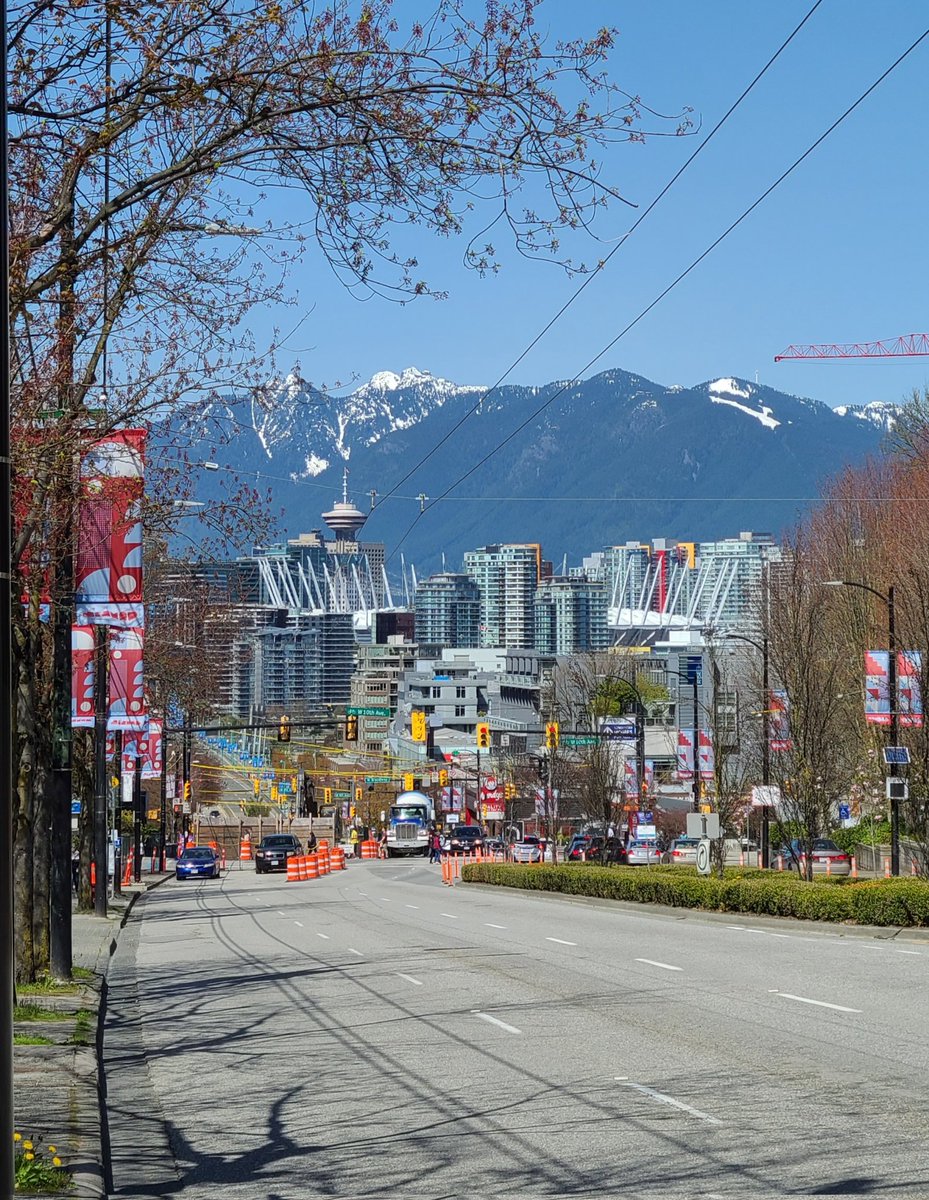 howyougo's tweet photo. Fri-Yay afternoon and sunset!
#Friday #goodafternoon #sunset #bcstorm #lastfridayofapril #blueskies #streetsofvancouver #ohsopretty #moon #Stormhour #Westcoast #magnoliatree #Vancouver #spring #crow #ShareYourWeather https://t.co/7to3j3MSgD