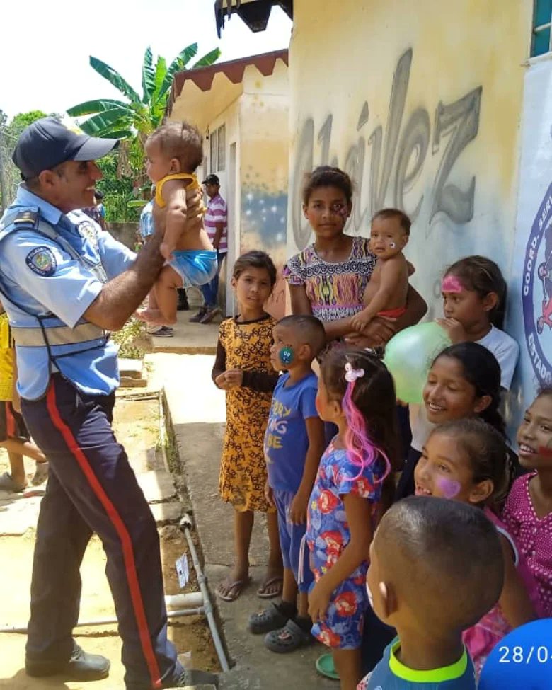 polimonagas2's tweet photo. #29Abr En el marco de la Gran Misión Cuadrantes de Paz que impulsan el Min @CeballosIchaso1 y el Gob @ErnestoLunaPsuv este viernes el SPC de PoliMonagas se desplegó en los mcpios Maturín, Caripe y Sotillo.
@Visipol_MIJP https://t.co/QO30XeKcig