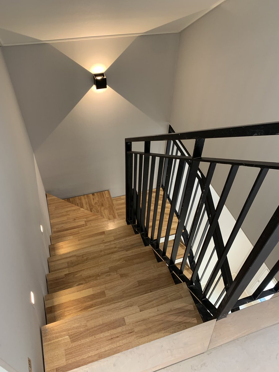 shlee1001's tweet photo. 엄청 어려웠던 프로젝트가 서서히 완성되고 있다. 오랜만에 현장 확인하고 회의하고 나니 기대가 되고있다. 진짜 어려운 조건에 지구단위계획 때문에 말도 안되는 상황이었지만 최선을 다했다. #간삼건축 #gansam #송산 #architecture https://t.co/LsBtICHoDM