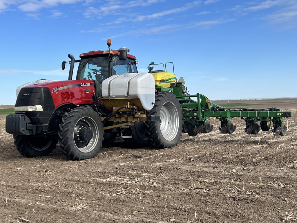 ChimperScott's tweet photo. How to amuse yourself while waiting for planter parts. #plant23
#getflexy #Jeep https://t.co/Bgr2RBVZiW